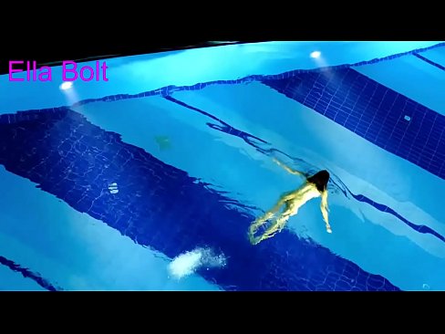 ❤️ मी पाहणे थांबवू शकत नाही, तरुण गोरा ELLA BOLT रिसॉर्ट पूलमध्ये नग्न पोहताना पकडला गेला ❤️ mr.image-kassir.ru वर ❌